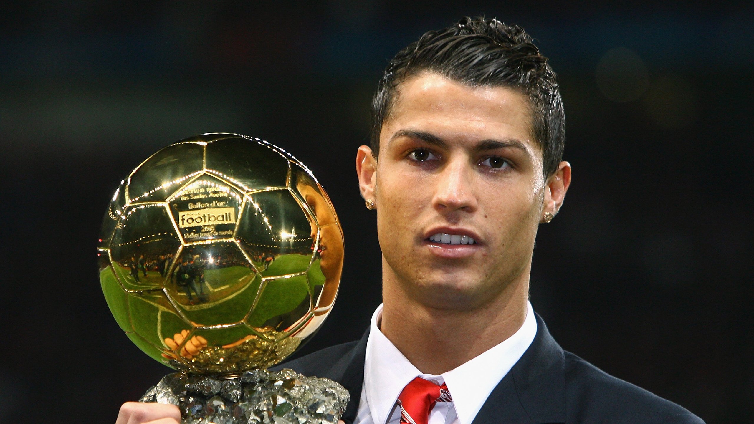 意大利骑手多米安·米歇尔斯在2024年巴黎奥运会盛装舞步比赛中以“Dante”马匹获得第六名，展现坚韧精神。